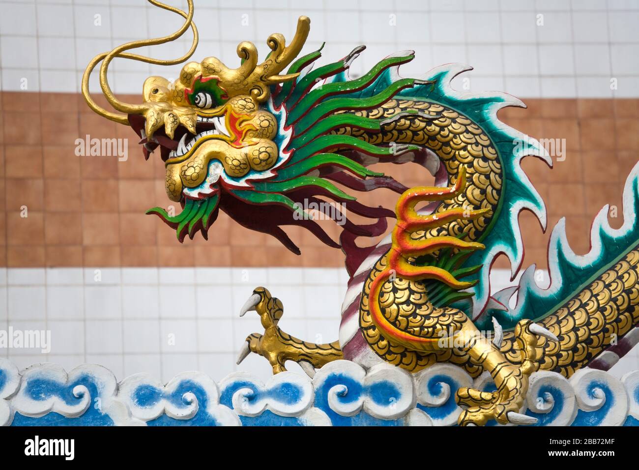 Dragon on Roof, Temple chinois près de la gare Skytrain Saphan Taksin, Bangkok, Thaïlande, Asie Banque D'Images