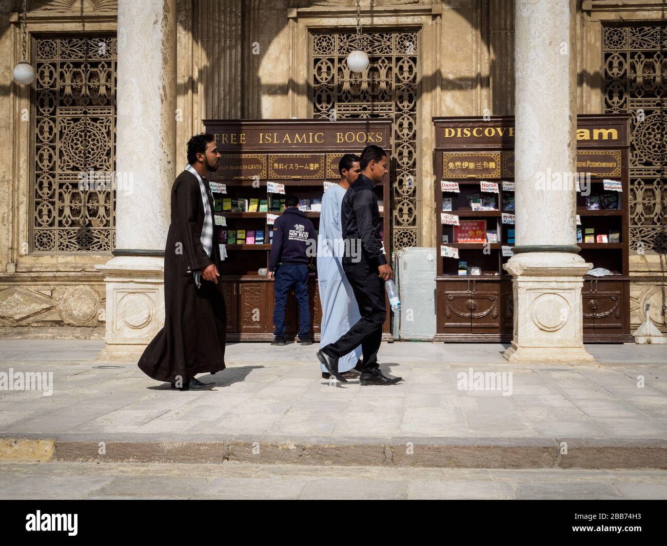Le Caire, Egypte, février 2020, trois hommes dans des robes traditionnelles marchant à l'extérieur d'une mosquée Banque D'Images