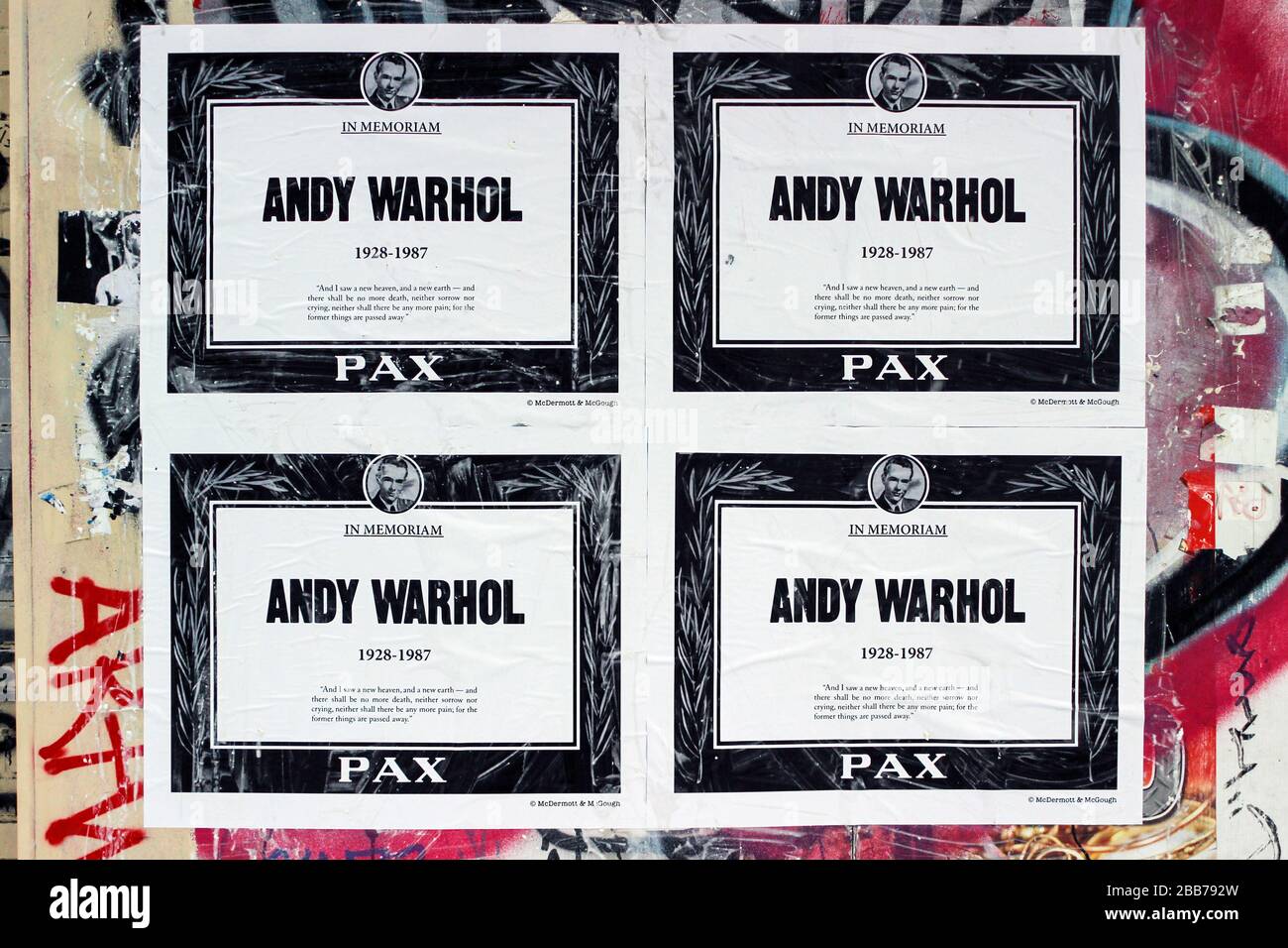 McDermott & McGough : hommage au regretté Andy Warhol. Collez des affiches d'art de rue dans Lower East Side, Manhattan, New York City, États-Unis Banque D'Images