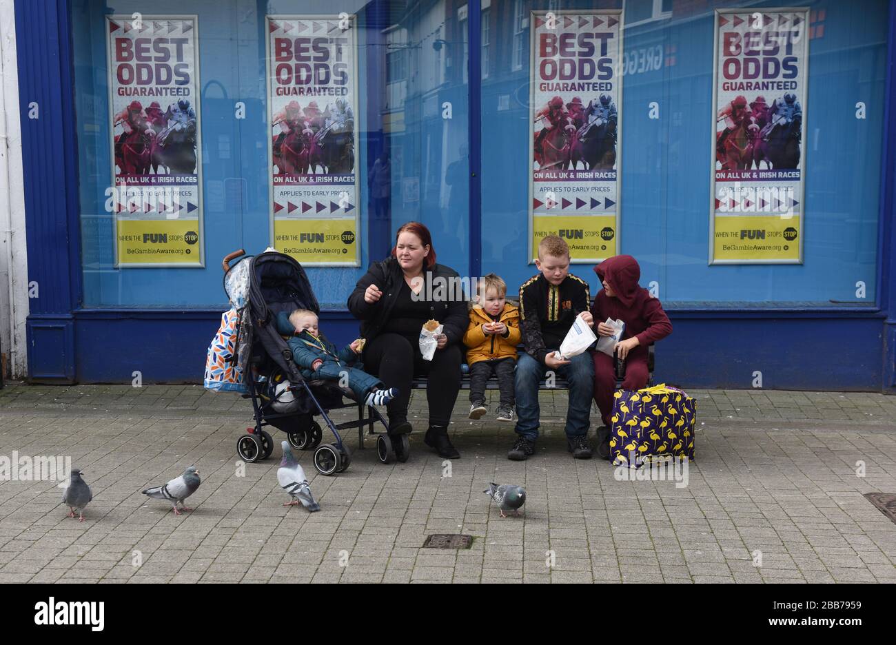 La mère et les enfants mangent des plats à emporter sur un banc public dans le centre-ville de Wellington Grande-Bretagne Banque D'Images