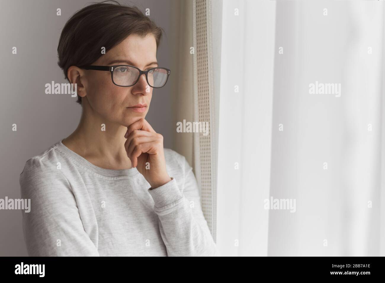 Portrait d'une femme pensive et triste avec des lunettes. Banque D'Images