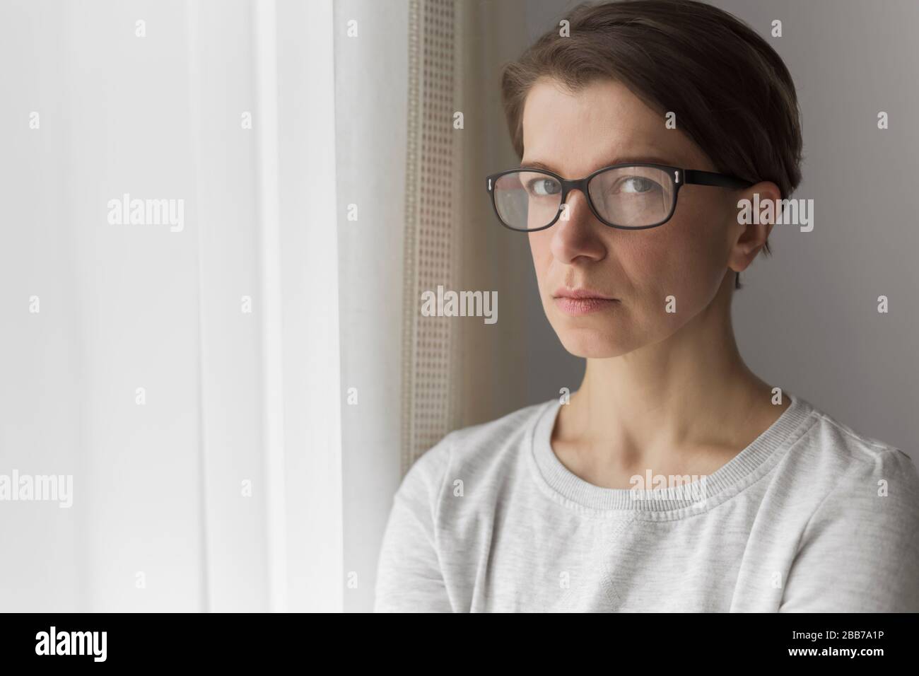 Portrait d'une femme pensive et triste avec des lunettes. Banque D'Images