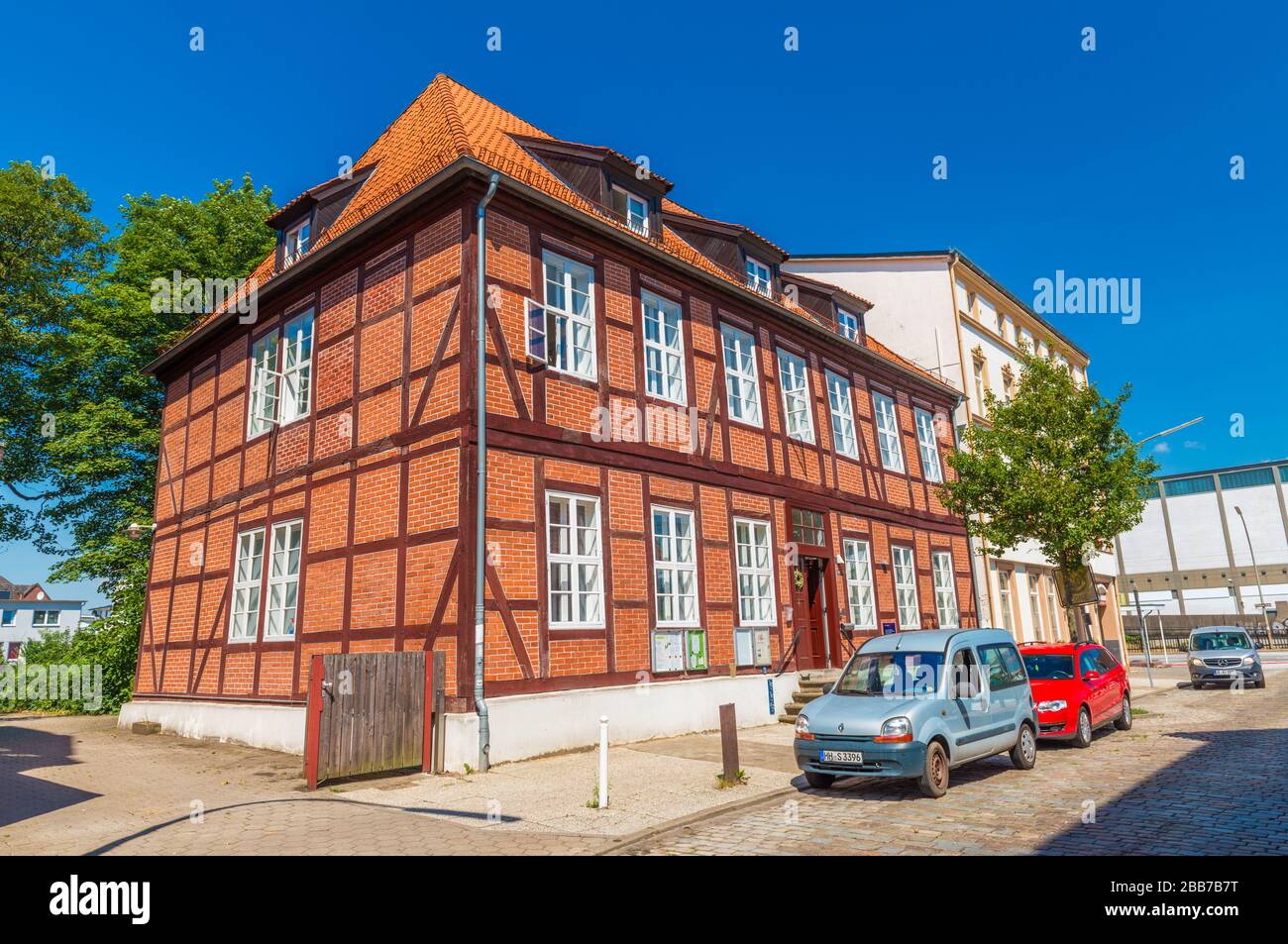 Harburg - juillet 2018, Allemagne: Une maison dans le style traditionnel de l'architecture allemande. Bâtiment en brique rouge avec tuiles en argile sur le toit Banque D'Images