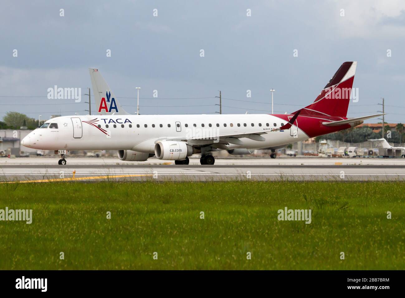 Miami, Floride, États-Unis. 20 juin 2016. A TACA International Airlines Embraer 190 prêt à quitter l'aéroport international de Miami. Crédit: Fabrizio Gandolfo/SOPA Images/ZUMA Wire/Alay Live News Banque D'Images