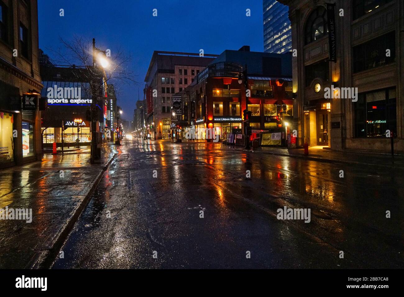 Montréal, Québec, Canada, 29 mars 2020.les lumières de rue reflètent dans les rues baignées de pluie à Montréal.Credit:Mario Beauregard/Alay News Banque D'Images