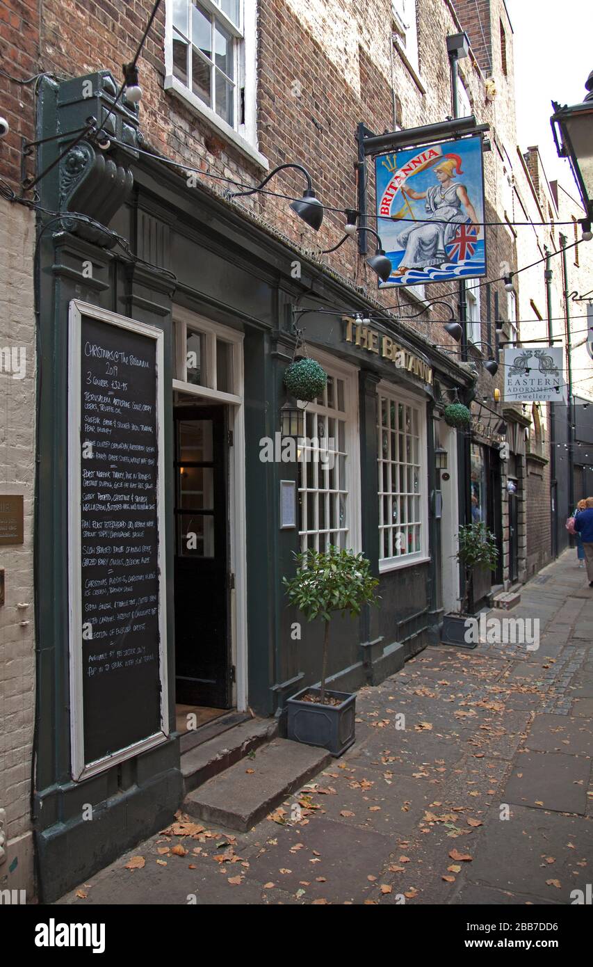 Le pub Britannia, Brewers Lane, dans le centre-ville de Richmond upon Thames, en Angleterre. Construit au XVIIIe siècle, il s'agit d'une maison publique de grade II. Banque D'Images