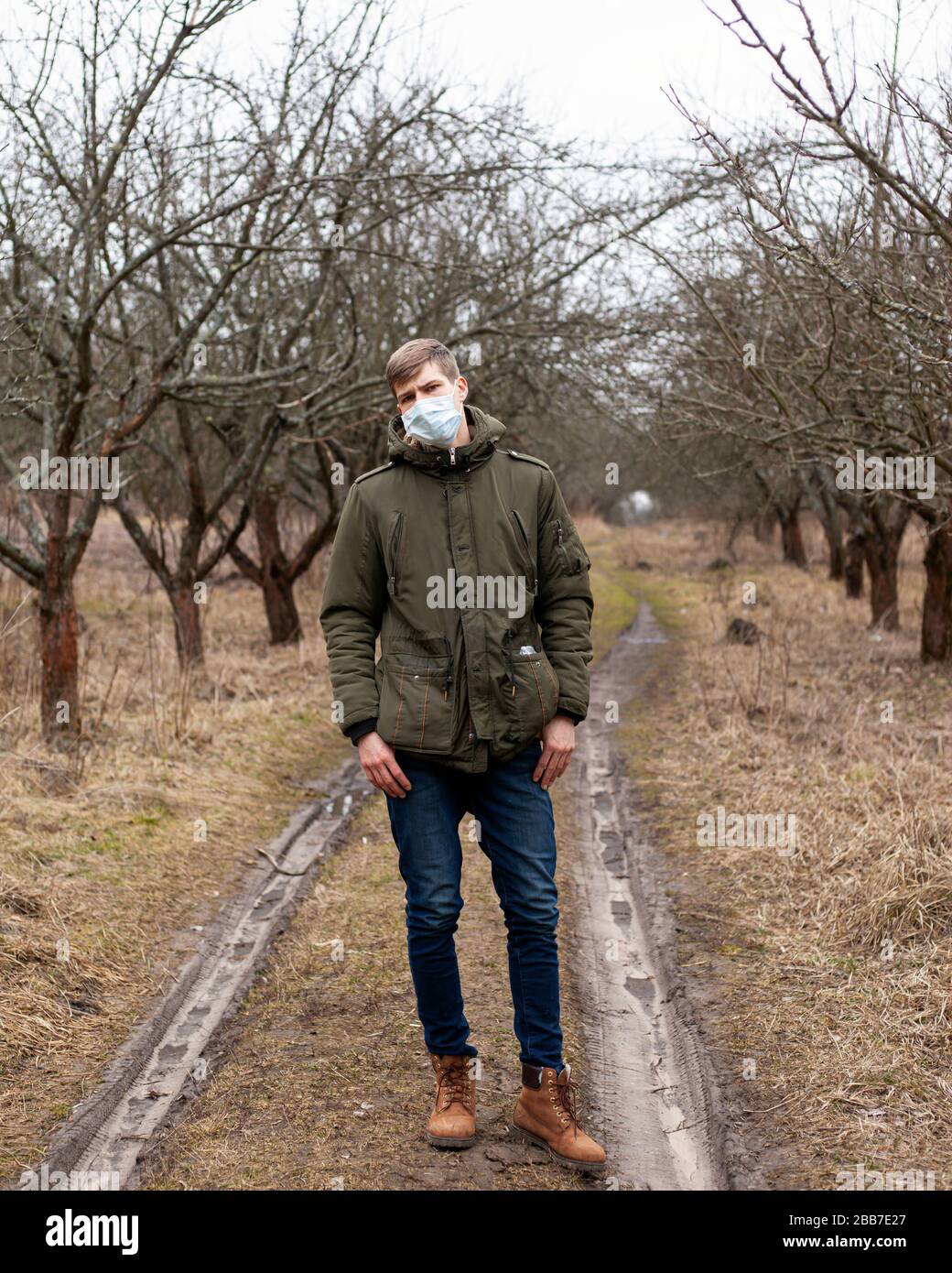 L'homme dans un masque médical se trouve dans la rue. Protection contre les virus respiratoires 2019-nCoV, grippe pandémique du coronavirus, quarantaine covid-19. Banque D'Images