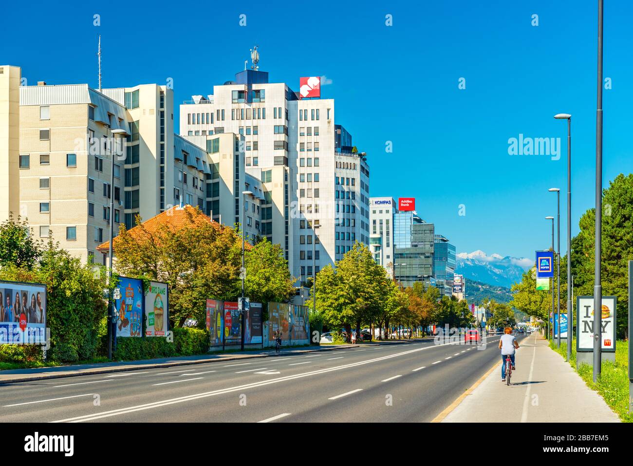 Ljubljana - septembre 2019, Slovénie : bâtiments résidentiels et de bureaux modernes dans l'une des rues principales de la ville de 'Dunajska Cesta' Banque D'Images