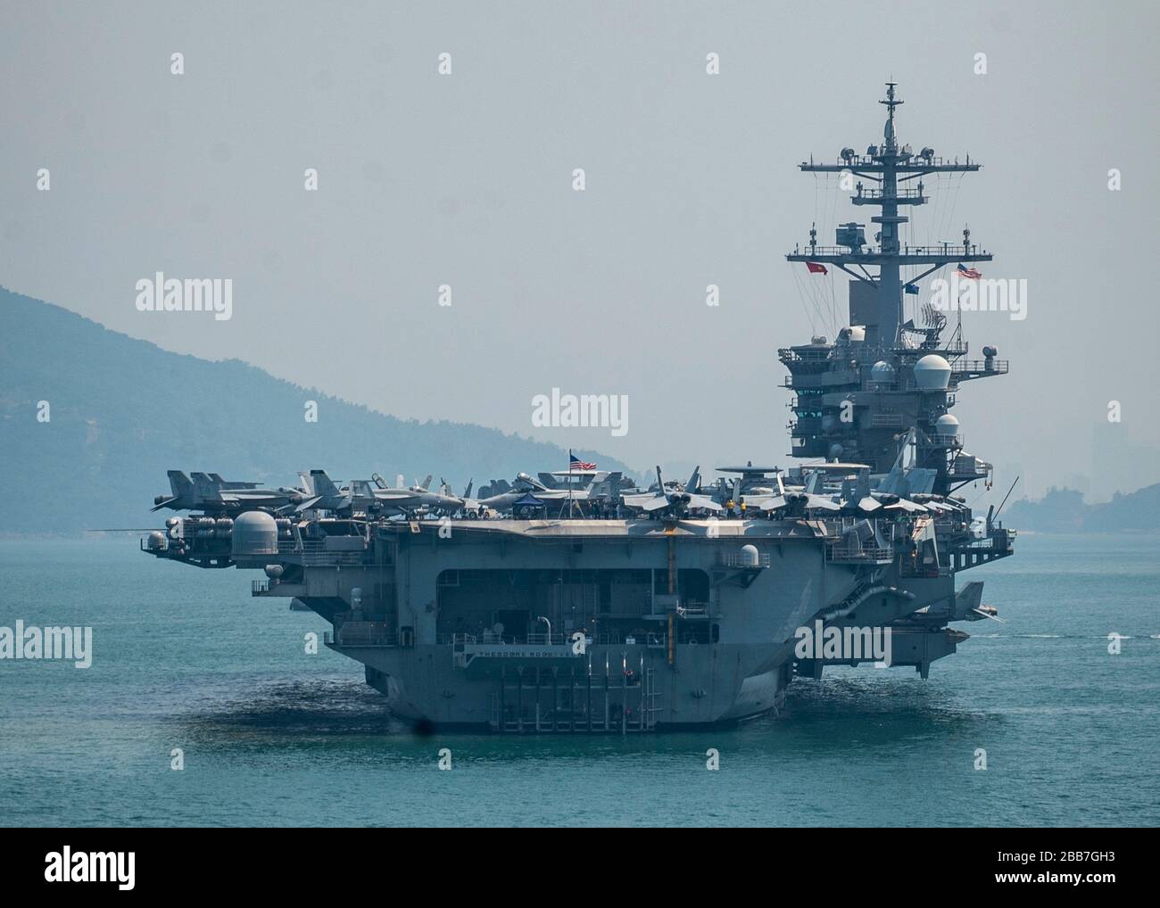 Le porte-avions de classe Nimitz de la marine américaine USS Theodore Roosevelt est assis à l'ancre dans la baie de Da Nang le 9 mars 2020 à Da Nang, au Vietnam. La flotte du Pacifique se rend à Da Nang pour commémorer le 25ème anniversaire des relations diplomatiques entre les États-Unis et le Vietnam. Banque D'Images