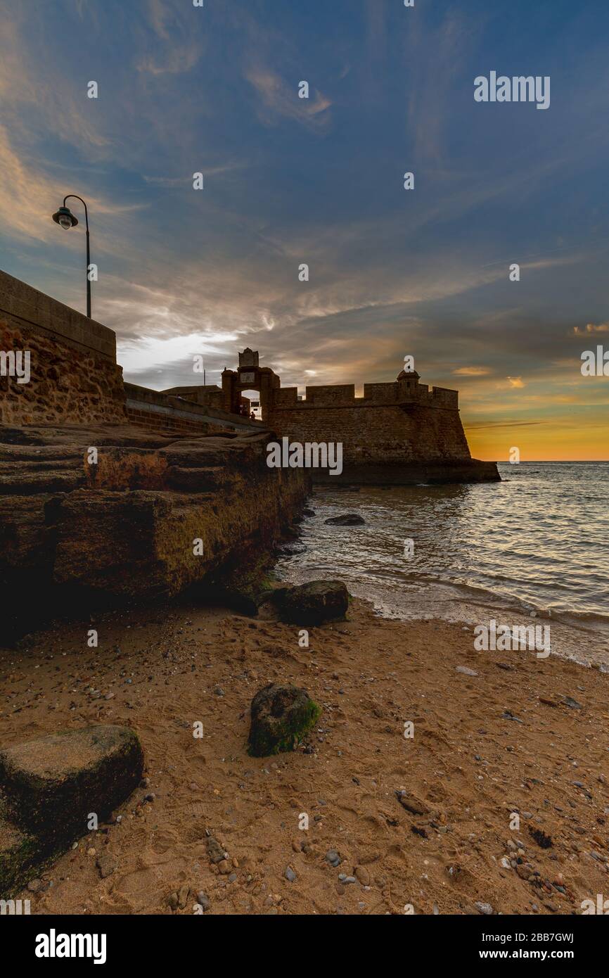 Coucher de soleil au Castillo de San Sebastian à Cadix, Andalousie, Espagne. Banque D'Images