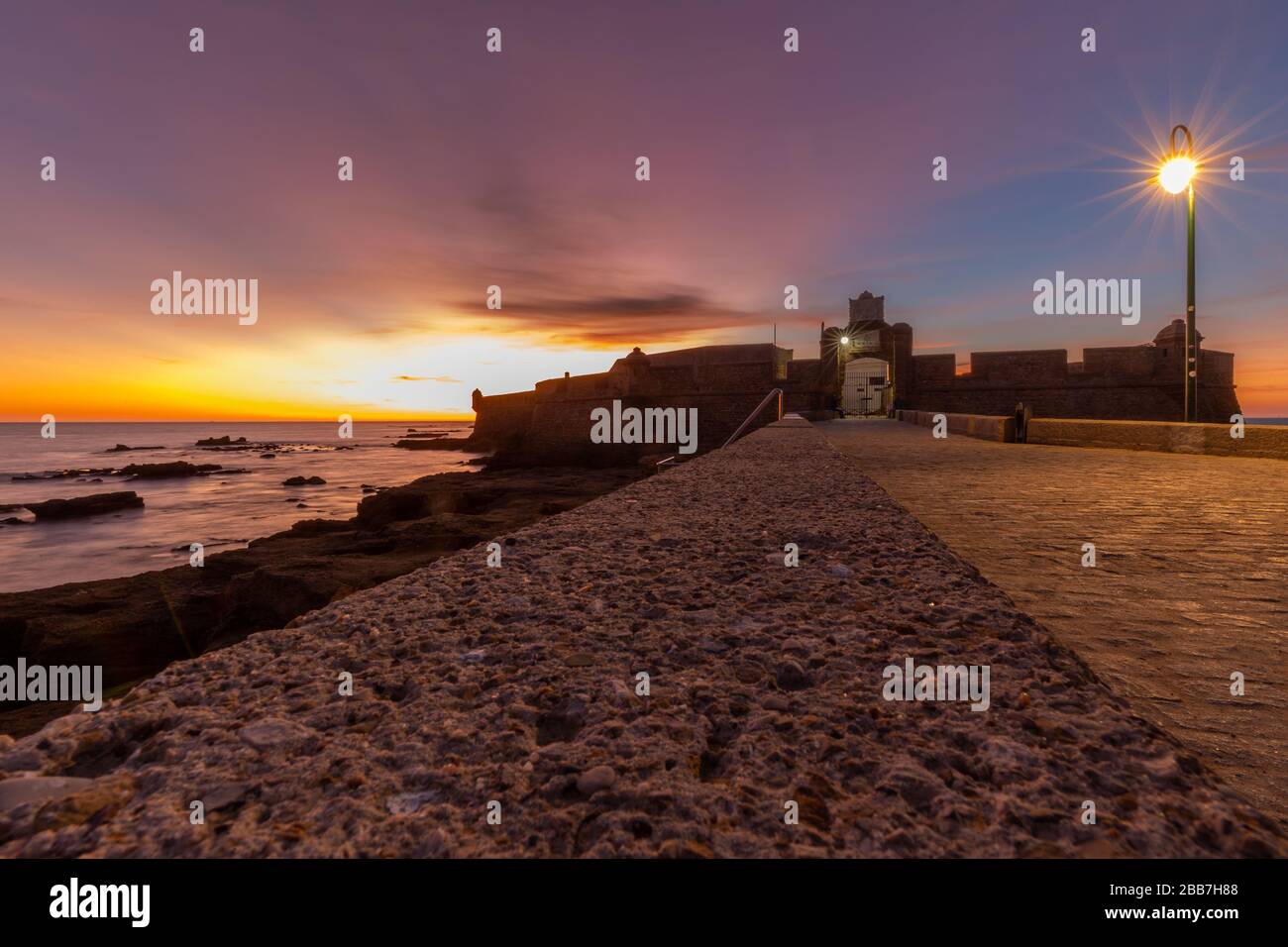 Coucher de soleil au Castillo de San Sebastian à Cadix, Andalousie, Espagne. Banque D'Images