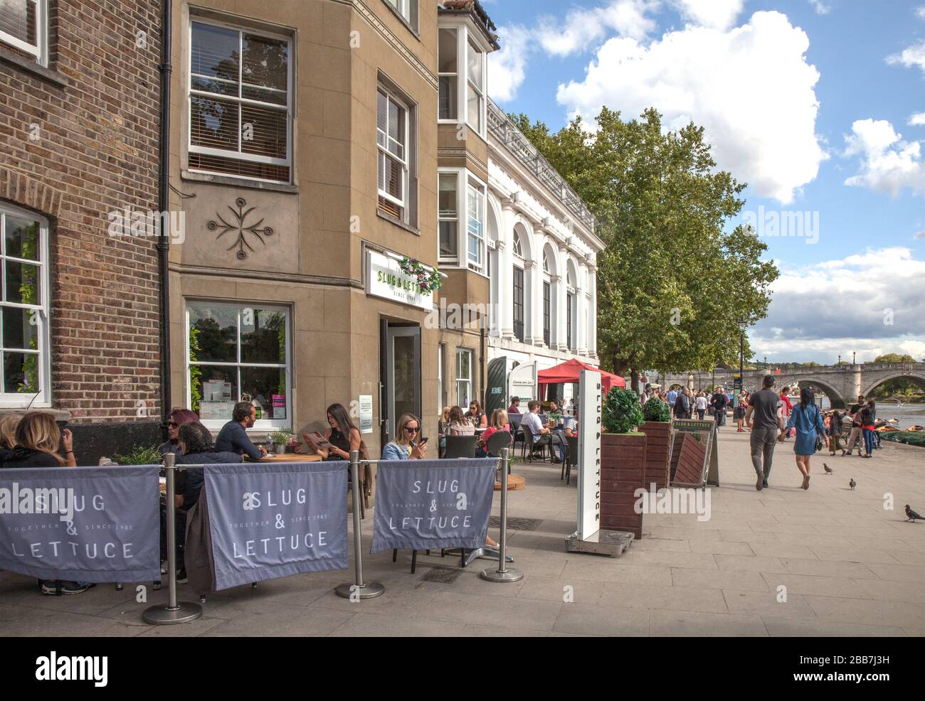 Un dimanche après-midi ensoleillé au café de la rivière Slug & laitue, Richmond upon Thames, Surrey, Angleterre. Banque D'Images