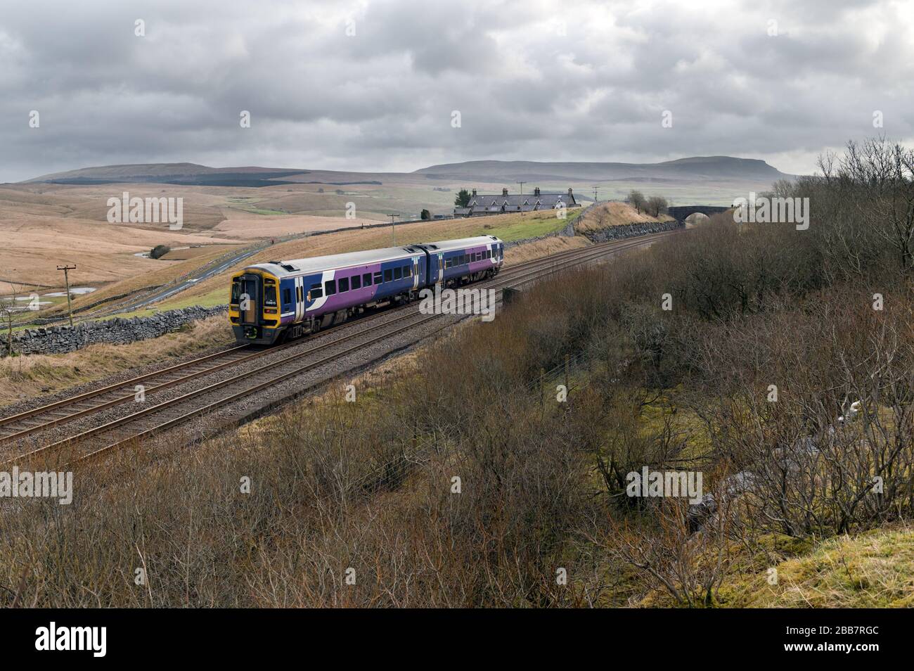 Un train de passagers Sprinter pour Leeds passe Salt Lake Cottages près de la tête de Ribblesdale, sur la ligne de chemin de fer de Settle-Carlisle. Banque D'Images