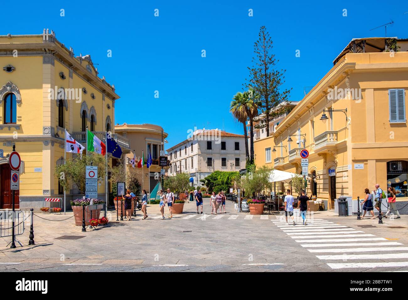 Olbia, Sardaigne / Italie - 2019/07/21: Vue panoramique de la rue Corso Umberto I - boulevard principal et site touristique de la vieille ville historique Banque D'Images