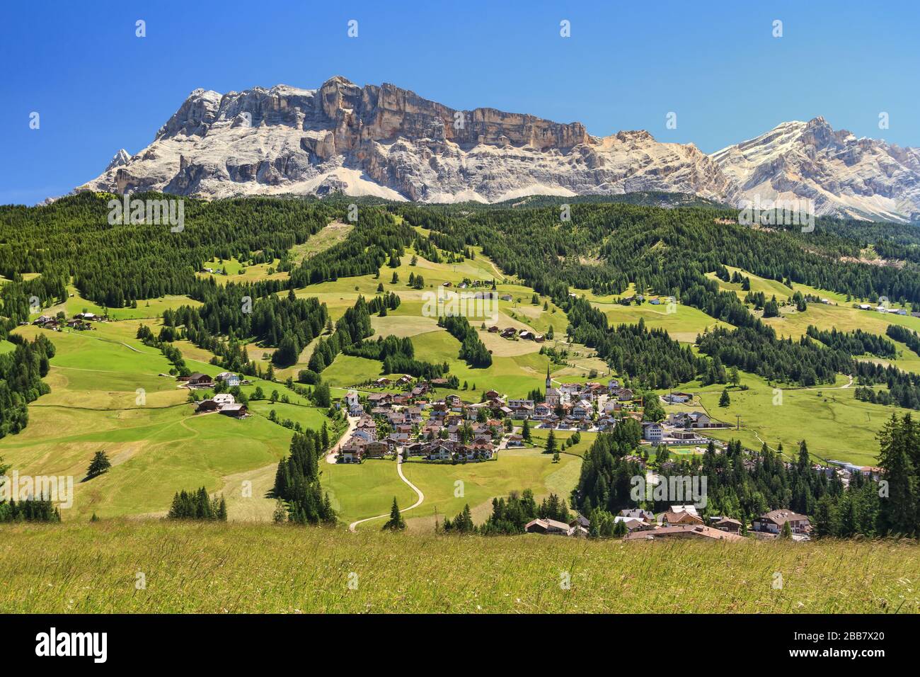Dolomiti - Sasso di Santa Croce chaîne de montagnes surplombant la vallée de Badia, Tyrol du Sud, Italie Banque D'Images