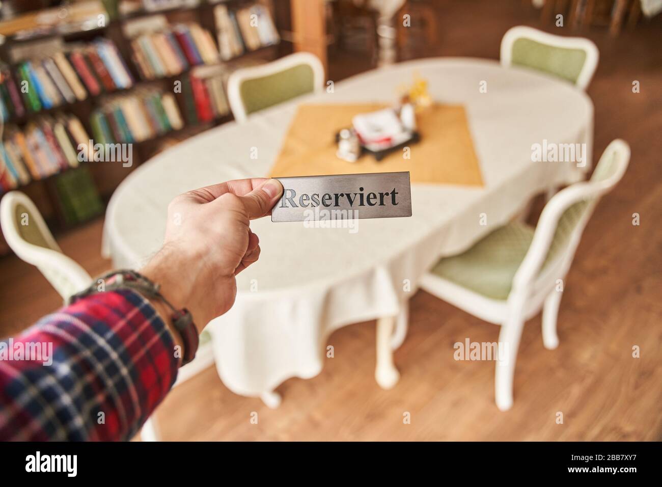 Plaque de fer avec inscription réservée sur une table dans un restaurant. Banque D'Images