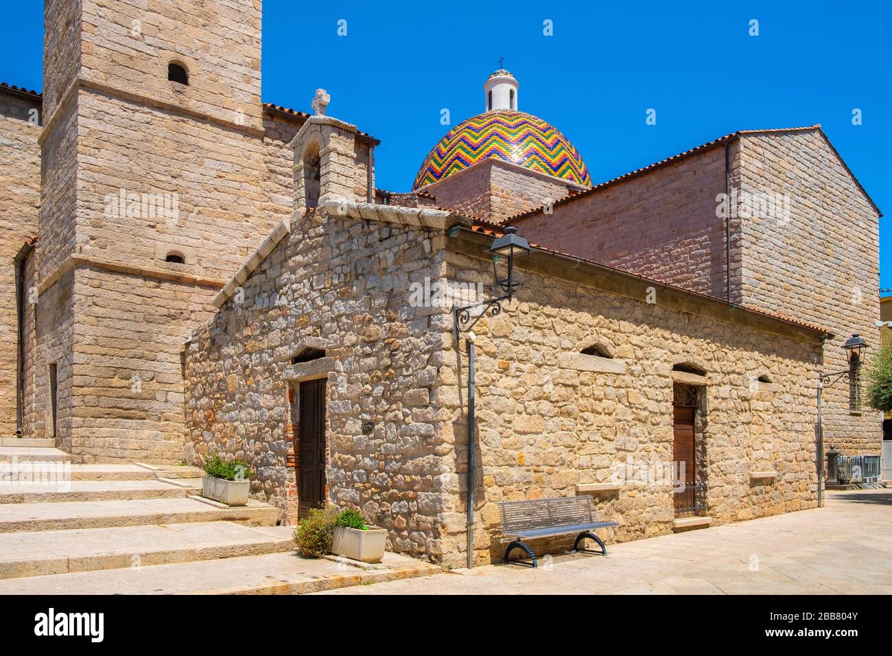 Olbia, Sardaigne / Italie - 2019/07/21: Sainte-Croix oratoire - Oratorio di Santa Croce - à côté de l'église Saint-Paul Apôtre - Chiesa di San Paolo Apostolo Banque D'Images