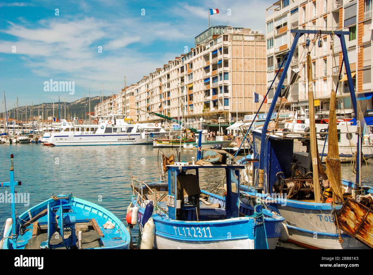 Toulon, France - septembre 2011 : bateaux de pêche dans le port de Toulon avec bâtiments en bord de mer en arrière-plan Banque D'Images