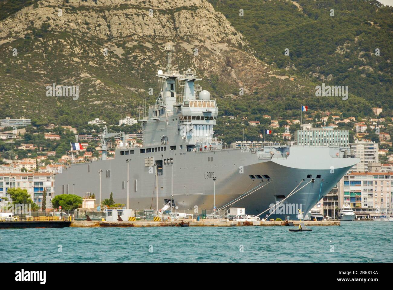 Toulon, France - septembre 2011 : vue sur le paysage d'un porte-avions de la Marine française dans le port de Toulon Banque D'Images