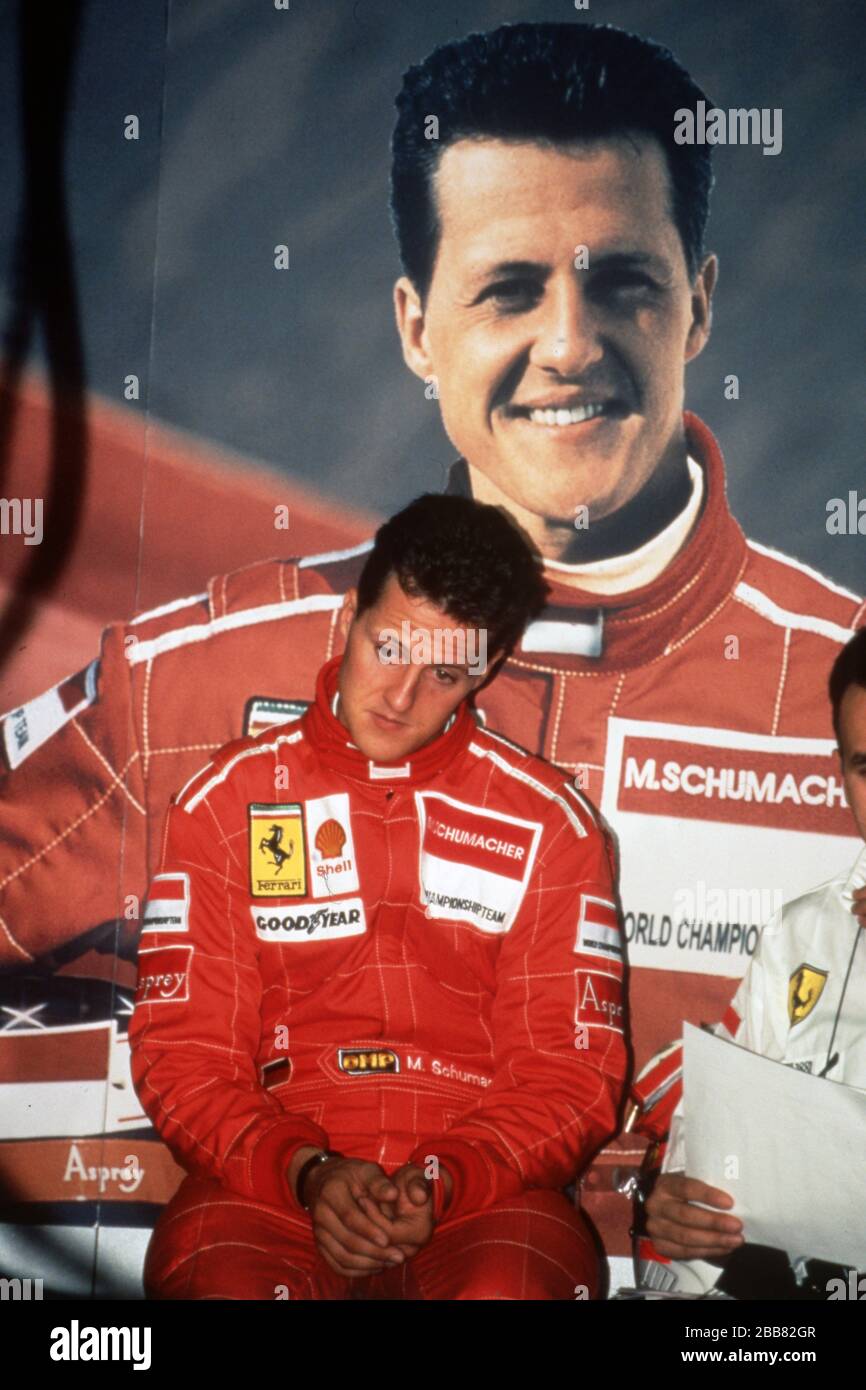 firo: Formule 1, saison 1996 Sport, Motorsport, Formule 1, archives, archives photos Equipe Ferrari (1996-2006) Michael Schumacher, Allemagne, a été un pilote de Formule 1 de 1991 à 2006 et 2010 à 2012, Schumacher était 7, sept fois, Formule 1, champion du monde, héros national allemand, a apporté la Formule 1 après l'Allemagne, L'un des plus grands Allemands, 1ère saison à Ferrari Michael Schumacher, demi figure, devant une affiche Schumacher | usage dans le monde entier Banque D'Images