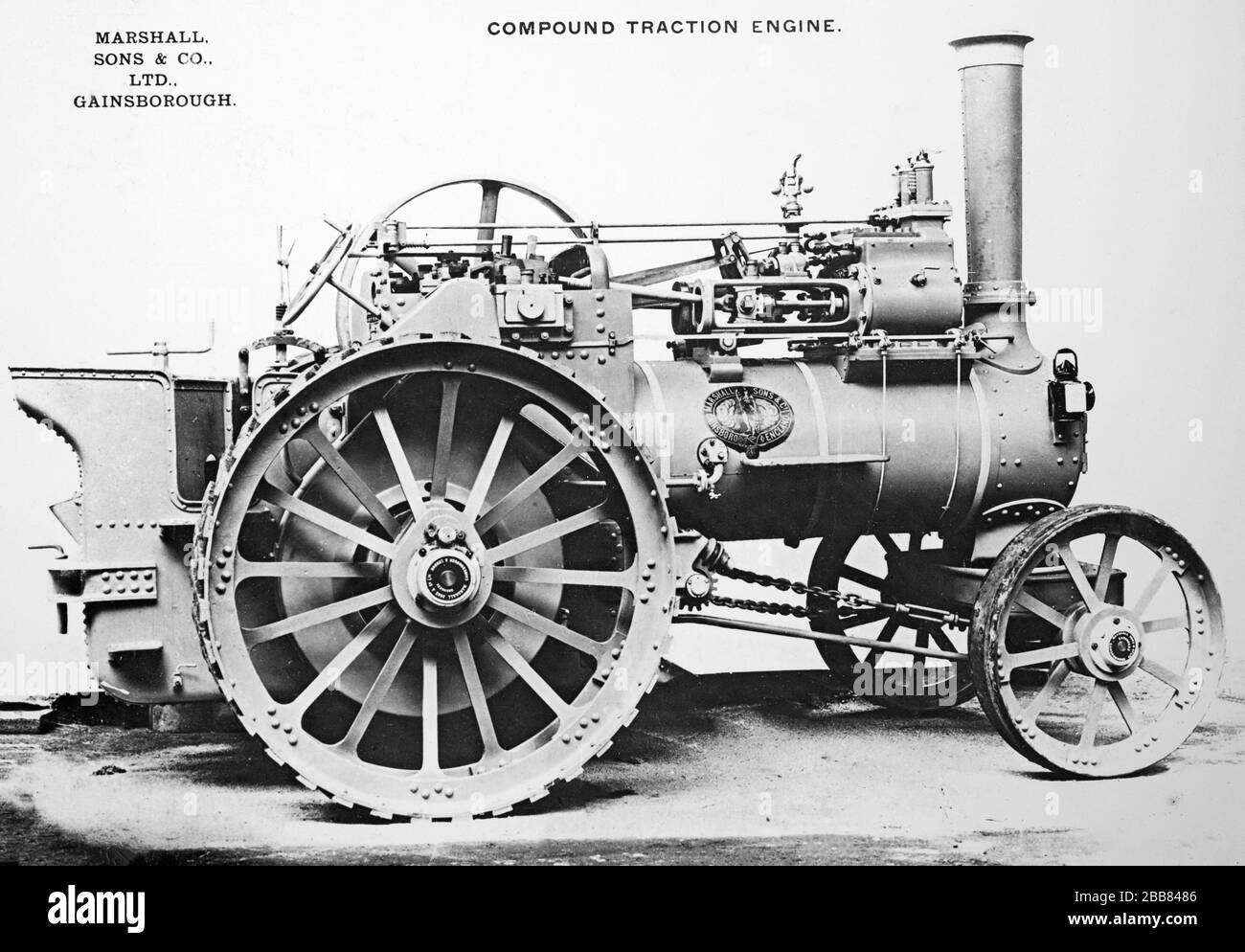 Photo noir et blanc vintage. Machines agricoles anciennes. Un moteur de traction composé produit par Marshall, fils et Co. De Gainsborough, Angleterre. Banque D'Images