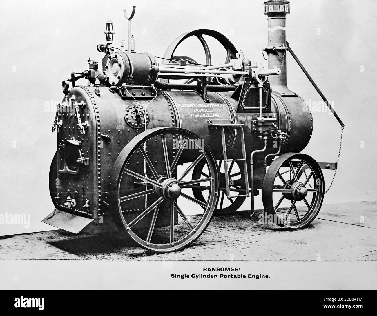 Photo noir et blanc vintage. Machines agricoles anciennes. Un moteur portable à cylindre unique Ransomes, produit par Ransomes Sims et Jefferies d'Ipswich, Angleterre. Banque D'Images