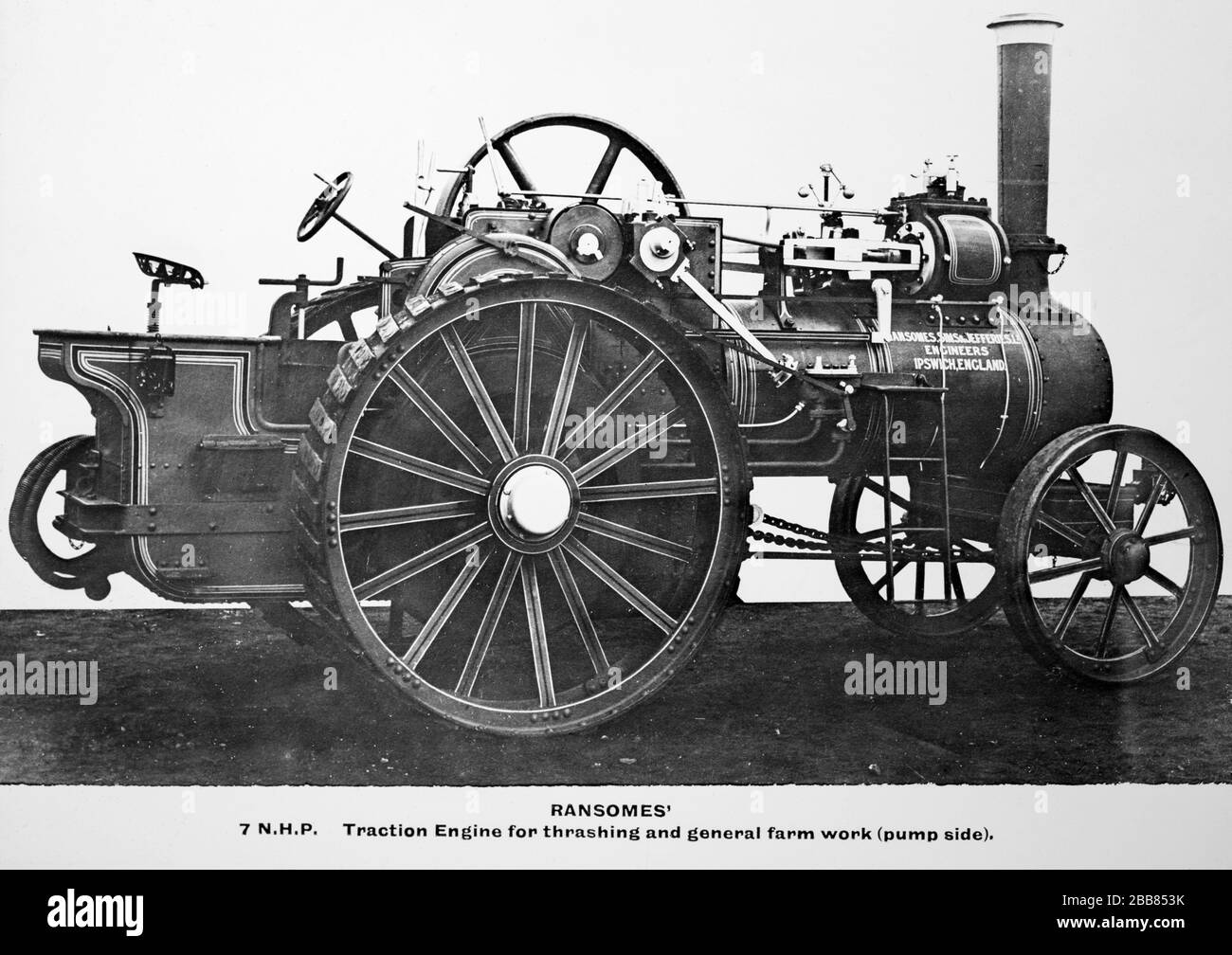 Photo noir et blanc vintage. Machines agricoles anciennes. A Ransomes 7 N. H. P. moteur de traction pour l'arrimage et les travaux agricoles généraux (côté pompe). Produit par Ransomes Sims et Jefferies d'Ipswich, Angleterre. Banque D'Images