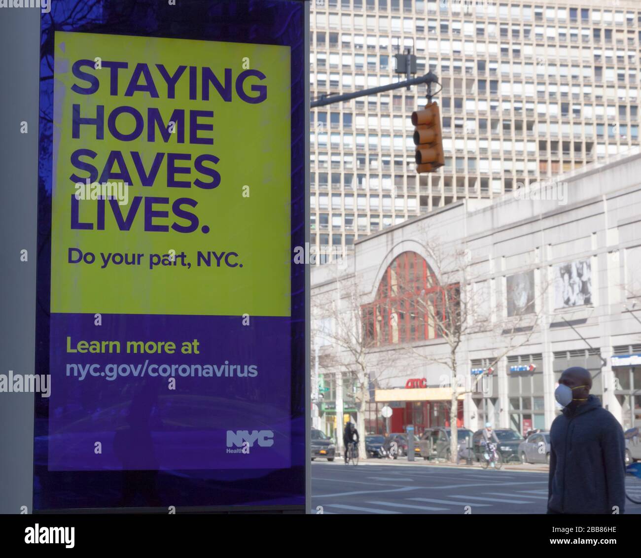 Kiosque numérique LinkNYC sur le trottoir affichant Covid-19 (coronavirus) mettre à jour le message pour rester à la maison. Banque D'Images
