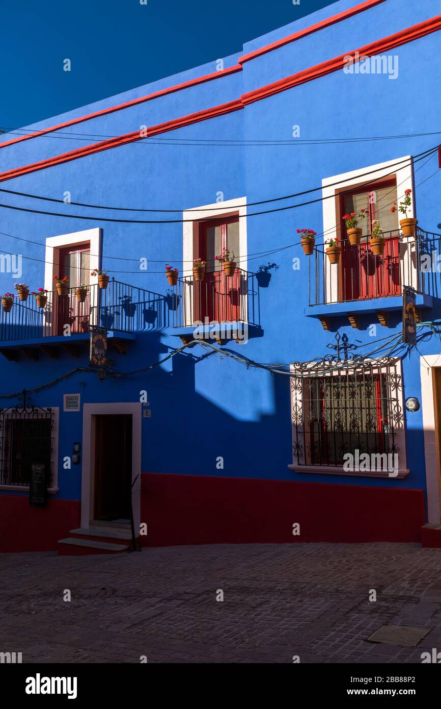 Mexique, État de Guanajuato, Guanajuato, un extérieur coloré d'un bâtiment peint en bleu avec des accents rouges Banque D'Images