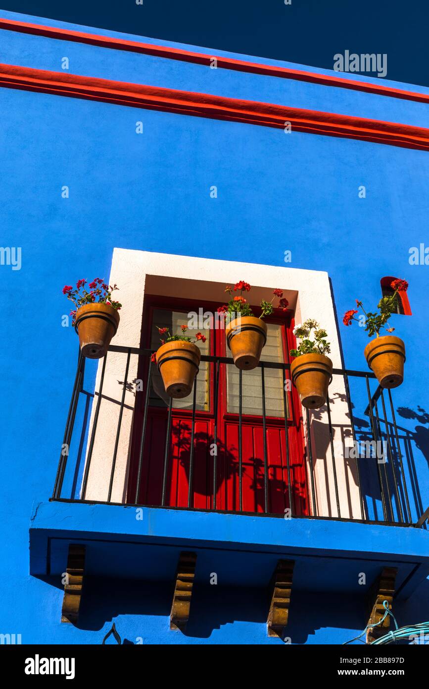 Mexique, État de Guanajuato, Guanajuato, un extérieur coloré d'un bâtiment peint en bleu avec des accents rouges Banque D'Images