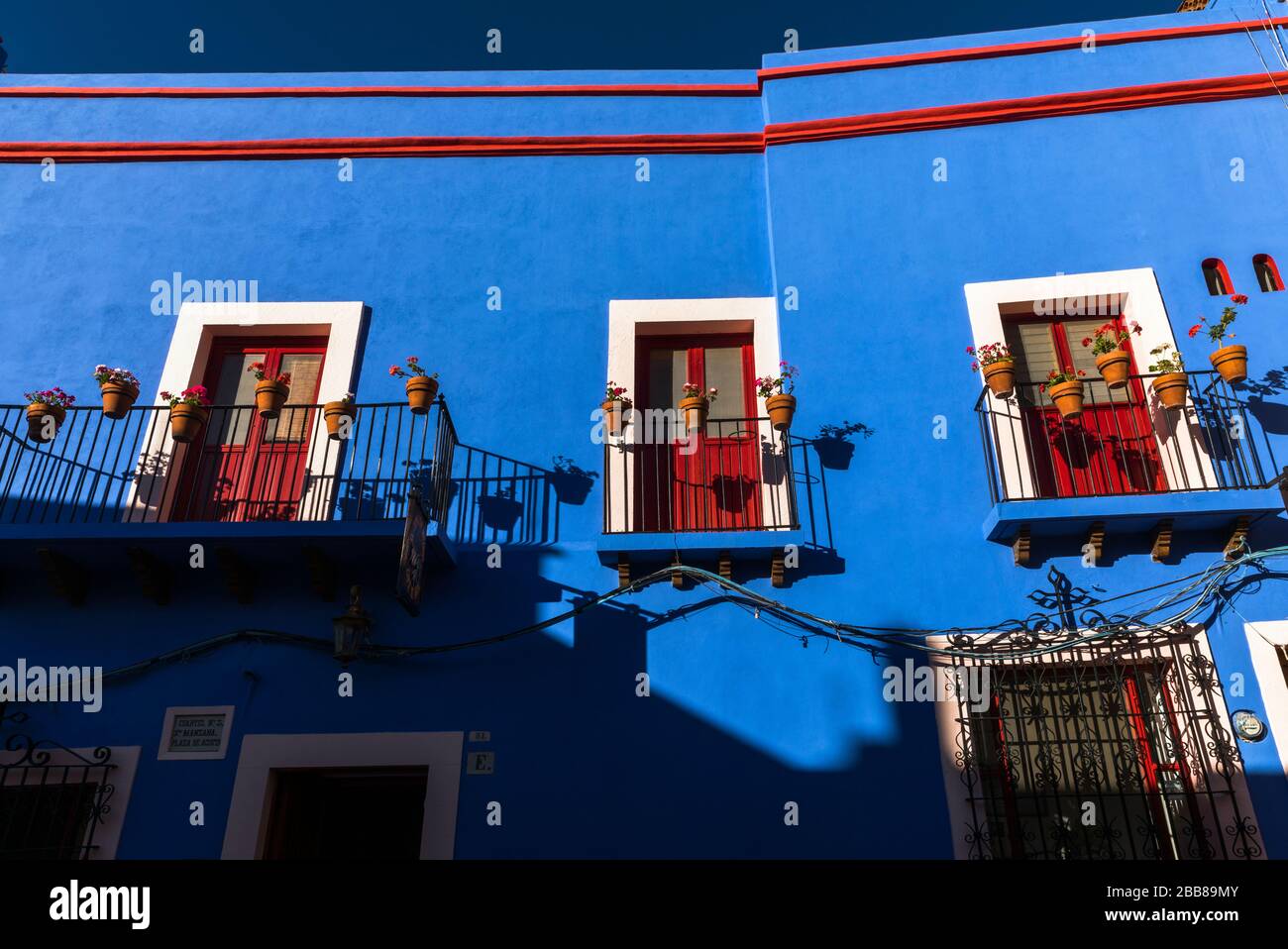 Mexique, État de Guanajuato, Guanajuato, un extérieur coloré d'un bâtiment peint en bleu avec des accents rouges Banque D'Images