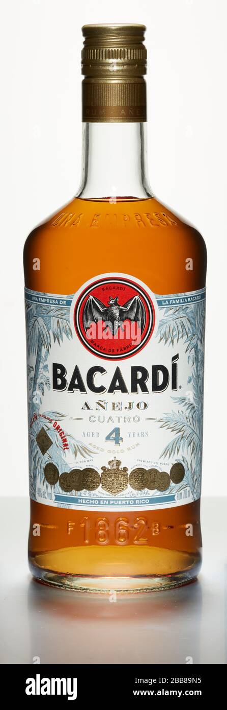 Bacardi Cuatro rhum doré bacardi, caraïbes, alcool, bouteille, rhum, Carta Blanca, esprit, blanc, alcool, isolé, fond, été, rhum, eau, verre, nature, Banque D'Images