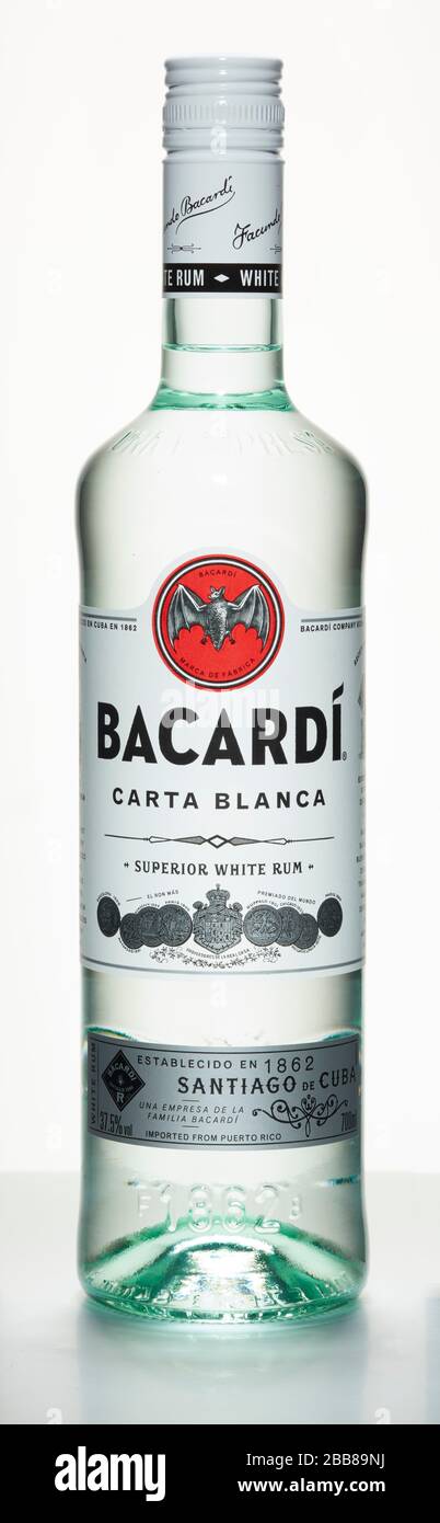 Fond de bouteille Bacardi Carta Blanca, bacardi, été, rhum, eau, caraïbes, verre, nature, voyage, alcool, plage, tourisme, vacances, sable, mer, Banque D'Images
