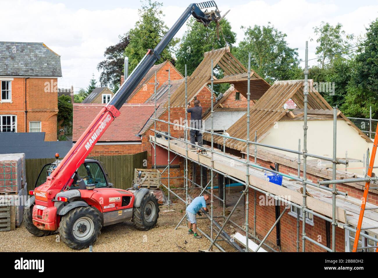 BUCKINGHAM, Royaume-Uni - 08 septembre 2016. Constructeurs travaillant avec un téléchargeur pour la démolition et la reconstruction d'une maison dans Buckinghamshire, Royaume-Uni Banque D'Images