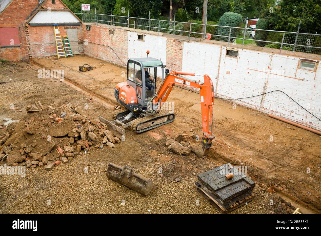 BUCKINGHAM, Royaume-Uni - 19 septembre 2016. Machine Digger travaillant sur un site de construction domestique à Buckinghamshire, Royaume-Uni Banque D'Images