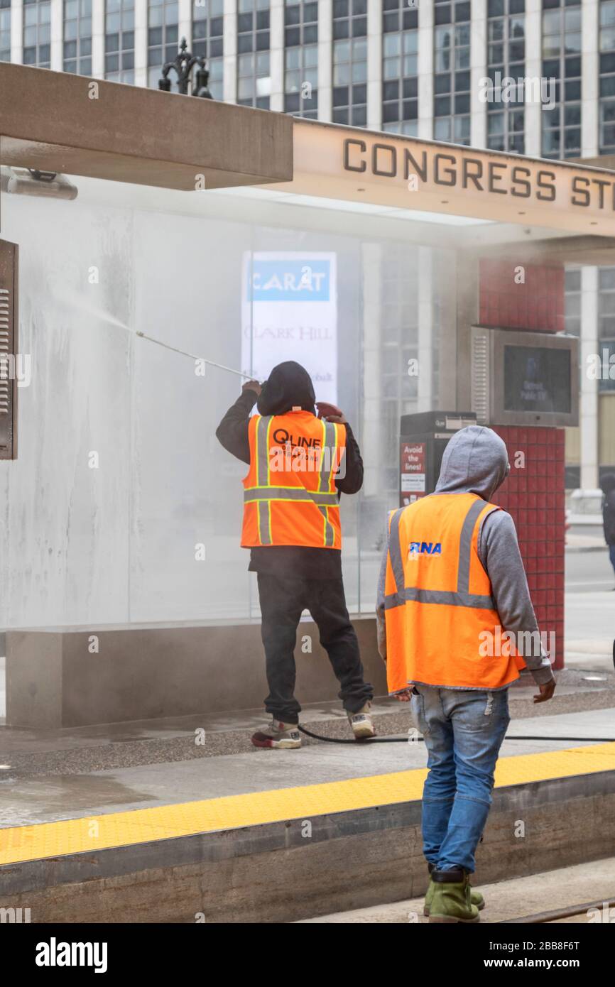 Detroit, Michigan, États-Unis. 30 mars 2020. Les travailleurs désinfectent un abri de transport en commun dans le centre-ville de Detroit. Crédit: Jim West/Alay Live News Banque D'Images