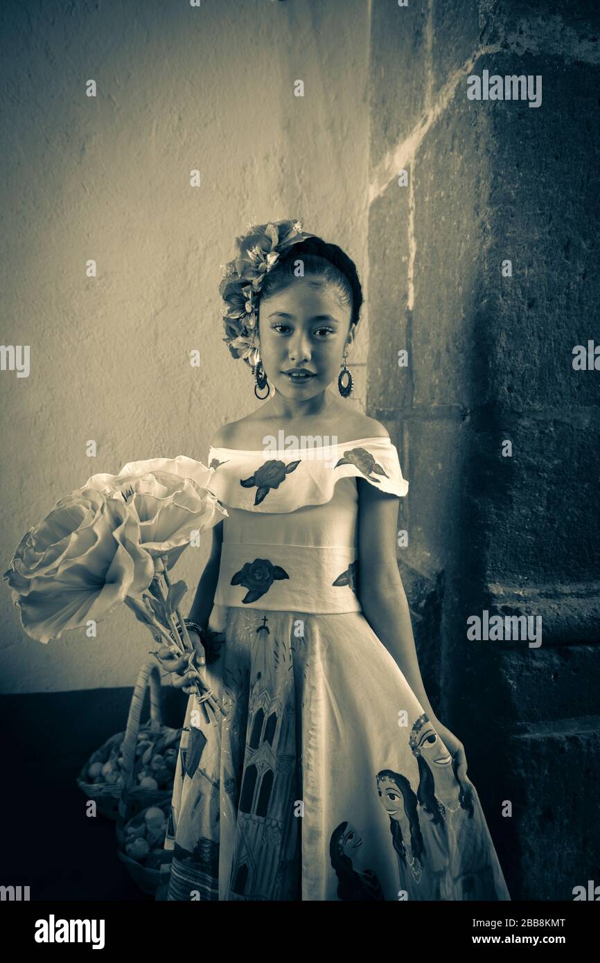 Mexique, État de Guanajuato, San Miguel de Allende, jeune fille mexicaine vêtue du défilé de Los Mojigangas. Banque D'Images
