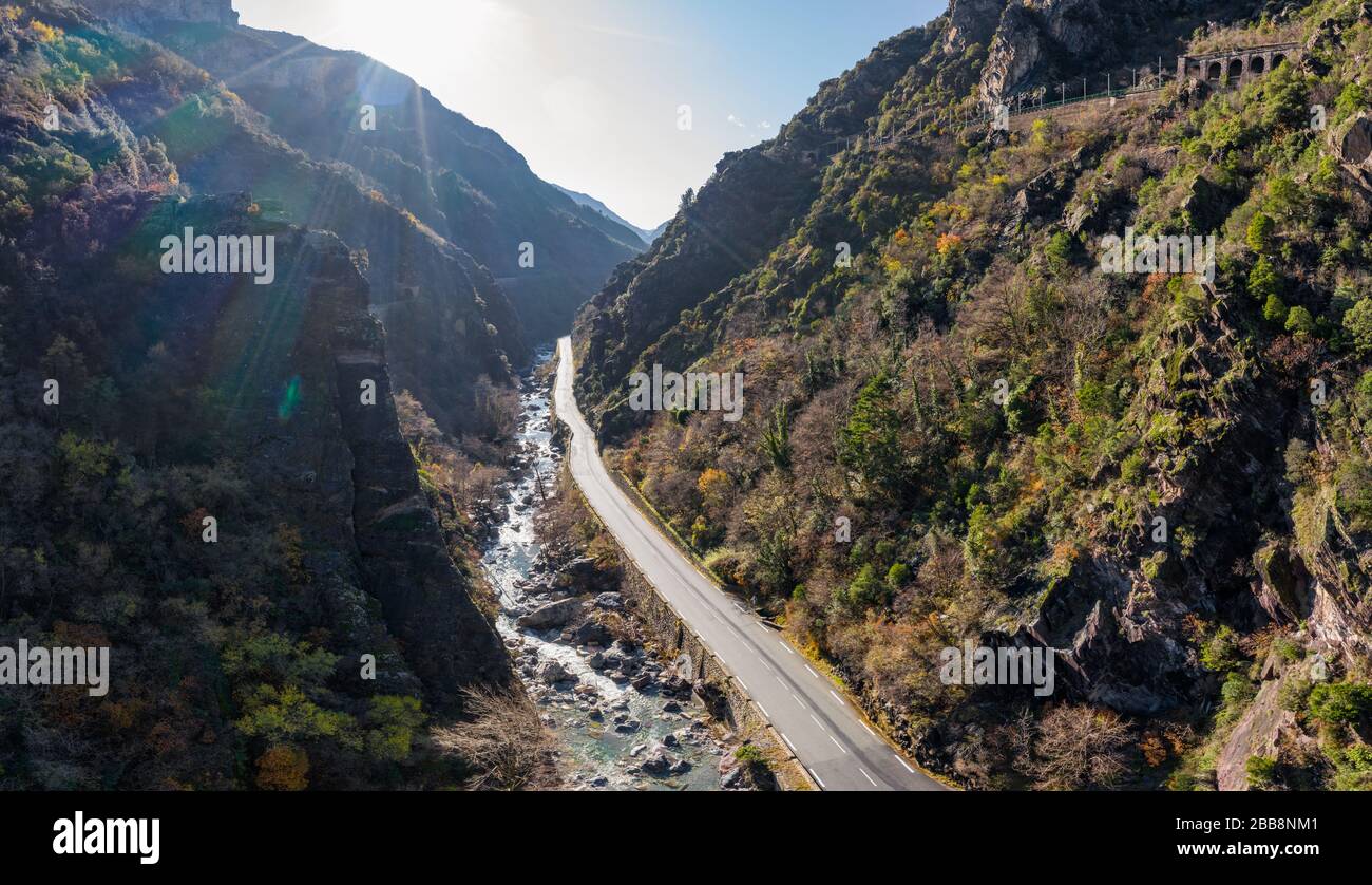 La rivière de montagne le long de la route, vue panoramique aérienne drone d'une route panoramique par le beau paysage couvert de nuages et de brouillard, pont et Banque D'Images