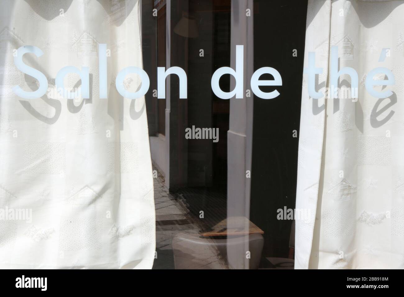 Salon de thé fermé. Fermeture administrative et gouvernementale. Saint-Gervais-les-bains. Haute-Savoie. France. Banque D'Images