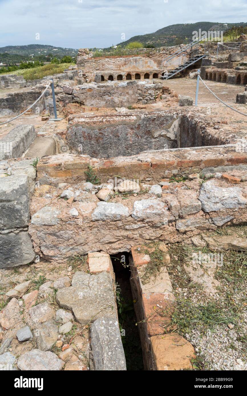 Canal de drainage pour une baignoire dans le frigidarium, ruines romaines, Milreu, Algarve, Portugal Banque D'Images