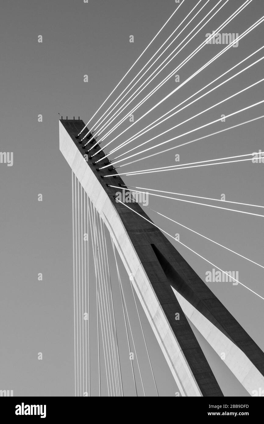 Vue particulière du pont Franjo Tudman à Dubrovnik, Croatie, lignes optiques, conversion en noir et blanc Banque D'Images