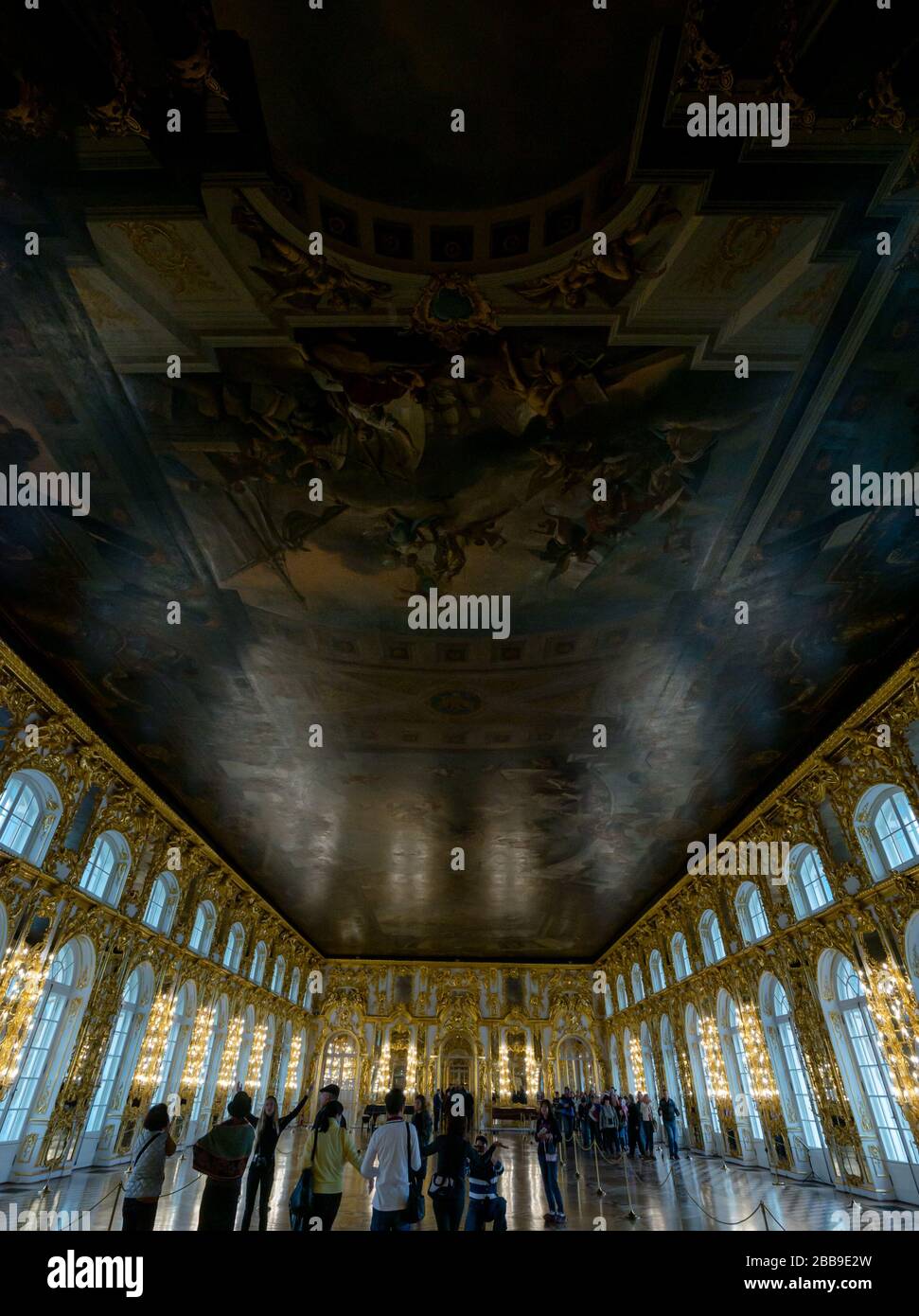 Salle de bal avec peinture au plafond à l'intérieur du Palais Catherine, village des tsars, Tsarskoe Selo, Pouchkine, Fédération de Russie Banque D'Images