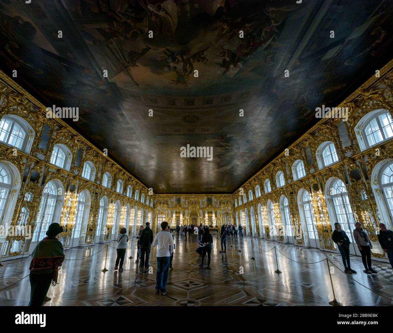 Salle de bal avec peinture au plafond à l'intérieur du Palais Catherine, village des tsars, Tsarskoe Selo, Pouchkine, Fédération de Russie Banque D'Images