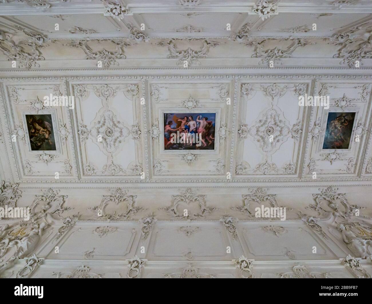 Plafond en plâtre orné, intérieur du Palais Catherine, village de Tsars, Tsarskoe Selo, Pouchkine, Fédération de Russie Banque D'Images