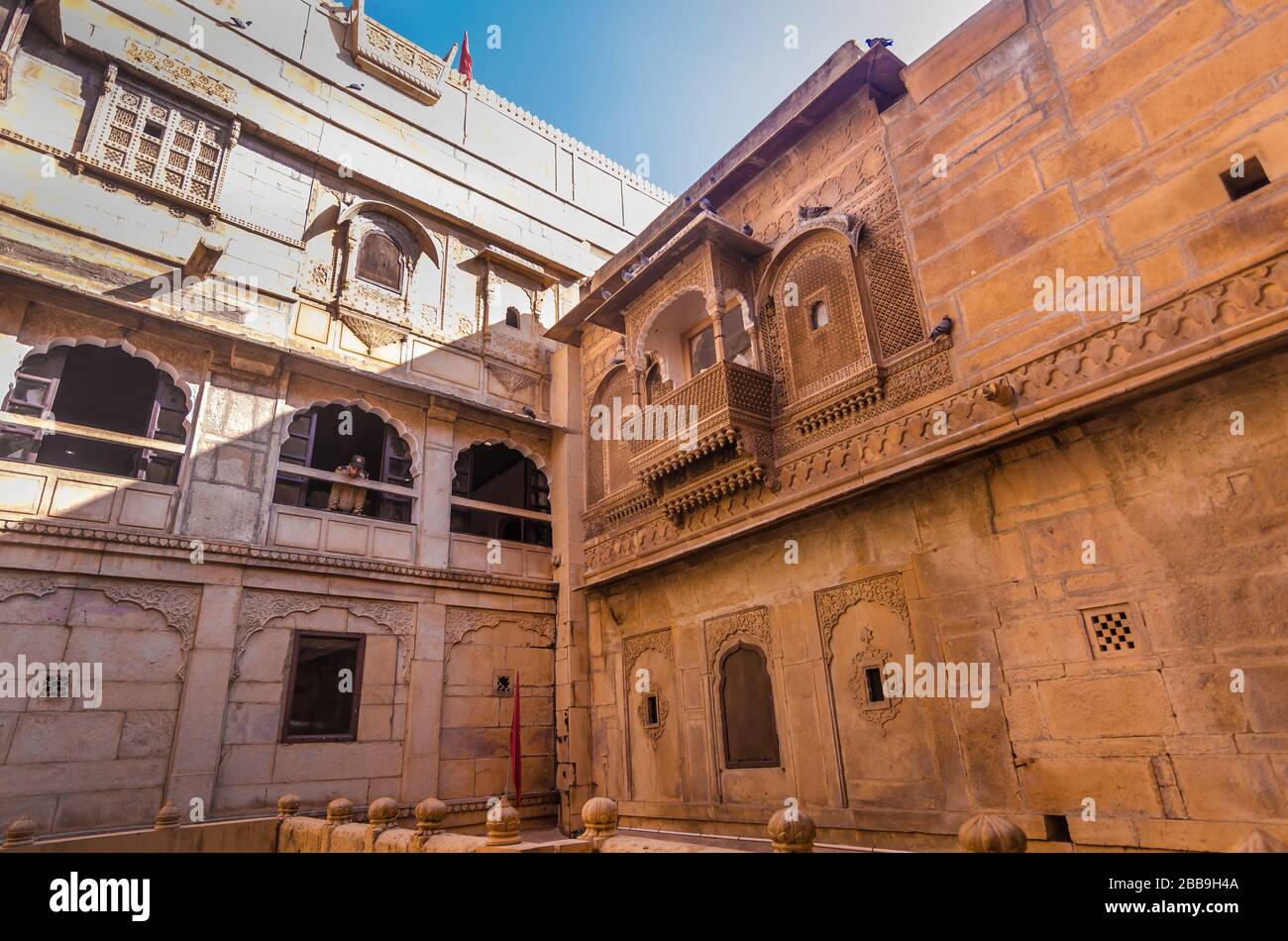 JAISALMER, INDE – 29 NOVEMBRE 2019 : vue intérieure du palais du fort Jaisalmer. C'est le site du patrimoine mondial de l'UNESCO, également une attraction touristique très populaire. Banque D'Images