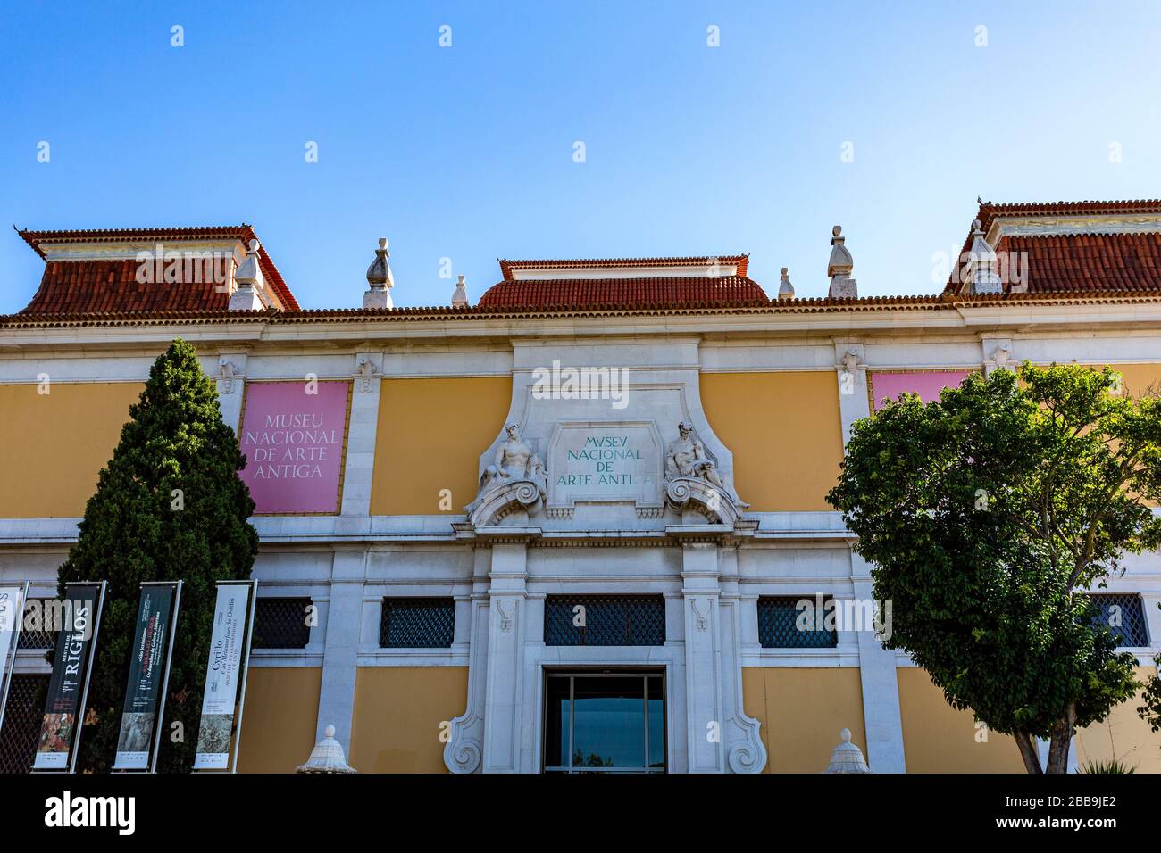 Détail de la façade du Musée National d'Art ancien, fondé en 1884 et logé dans le Palais Alvor-Pombal, à Lisbonne, au Portugal Banque D'Images