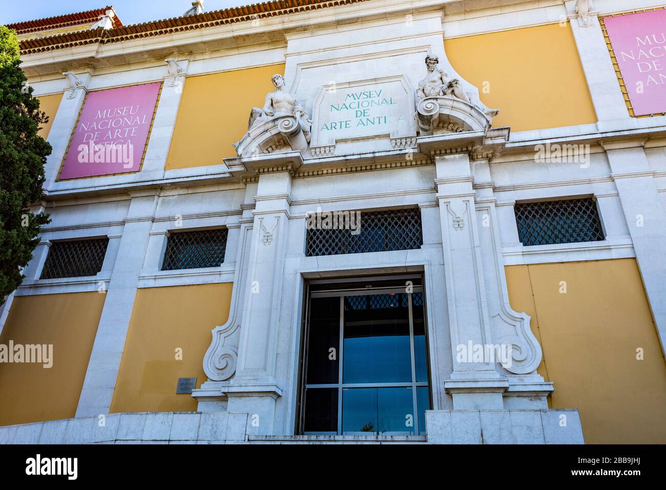 Détail de la façade du Musée National d'Art ancien, fondé en 1884 et logé dans le Palais Alvor-Pombal, à Lisbonne, au Portugal Banque D'Images