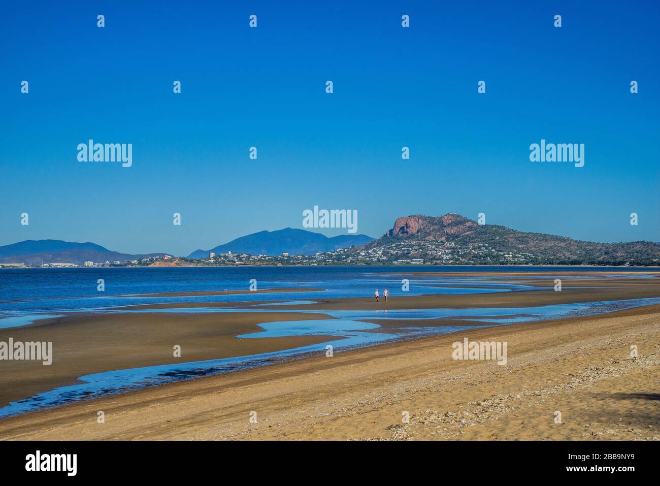 Appartements à marée à Cleveland Bay Beach, dans la baie de Rowes, au nord de Townsville, avec vie de Townsville et de Castle Hill Banque D'Images