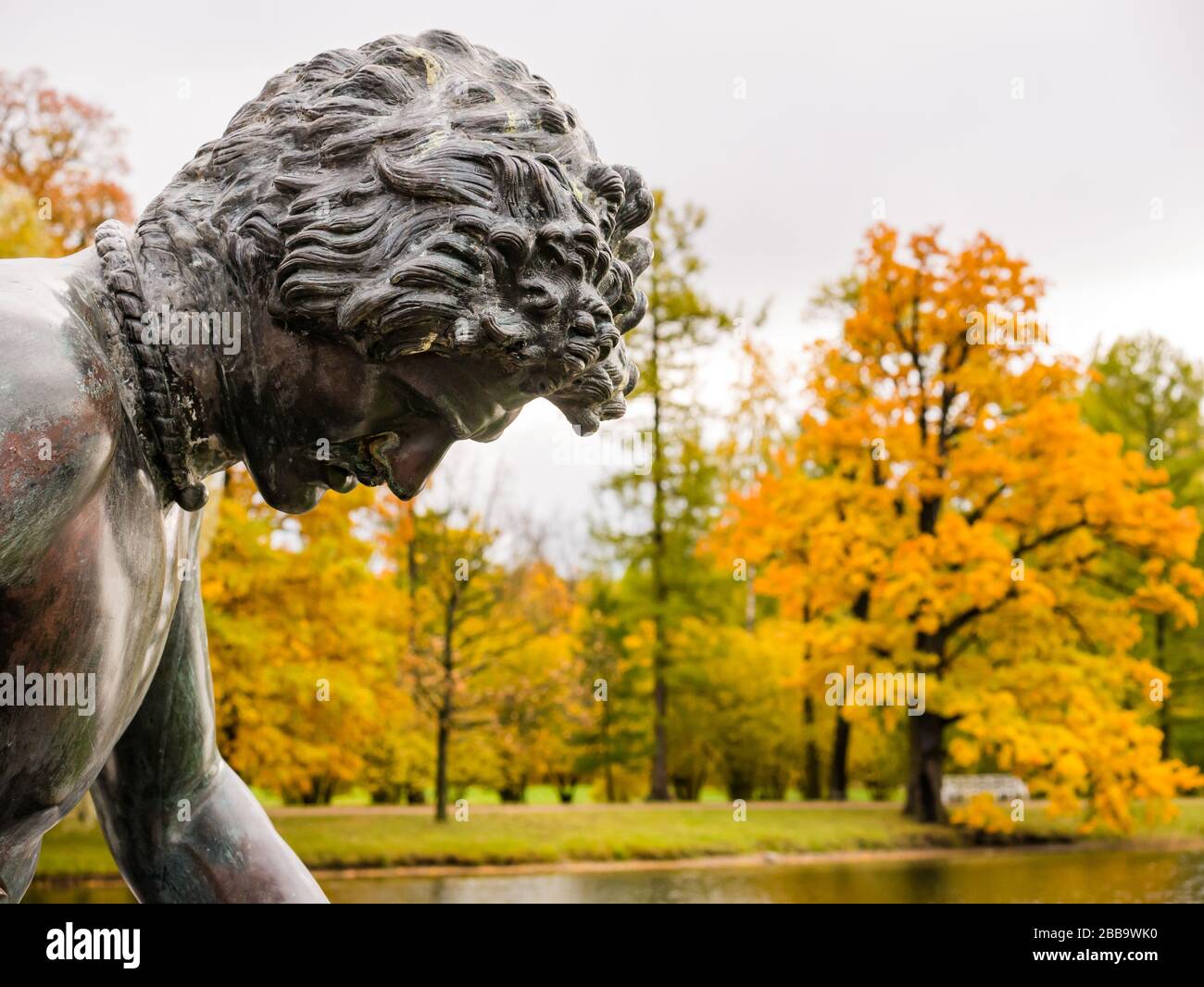Sculpture classique de tête masculine et arbres d'automne, Catherine Park, Tsars Village, Tsarskoe Selo, Pouchkine, Fédération de Russie Banque D'Images