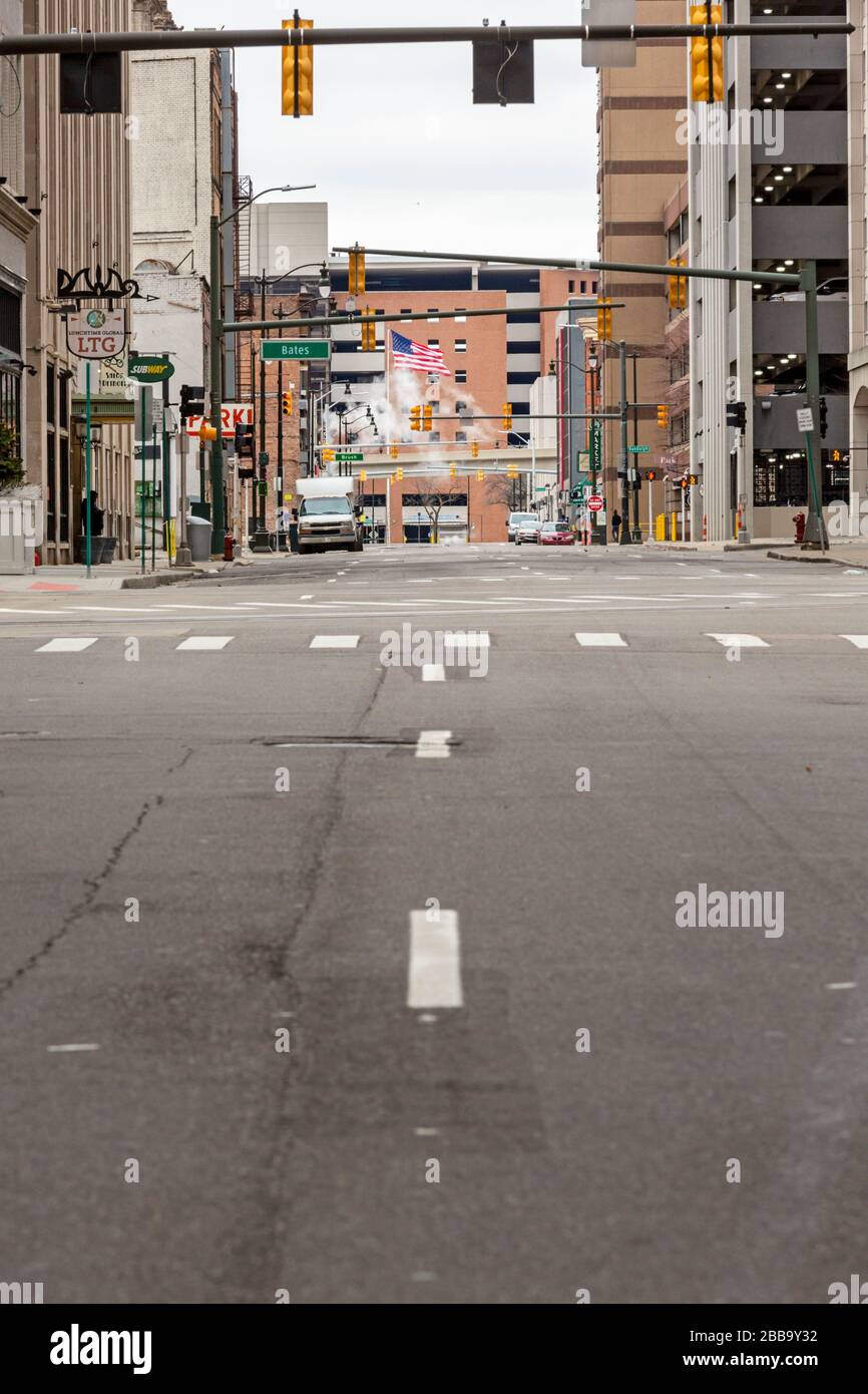 Detroit, Michigan, États-Unis. 30 mars 2020. Le centre-ville de Detroit est presque déserté un lundi matin en raison de la crise du coronavirus. Crédit: Jim West/Alay Live News Banque D'Images